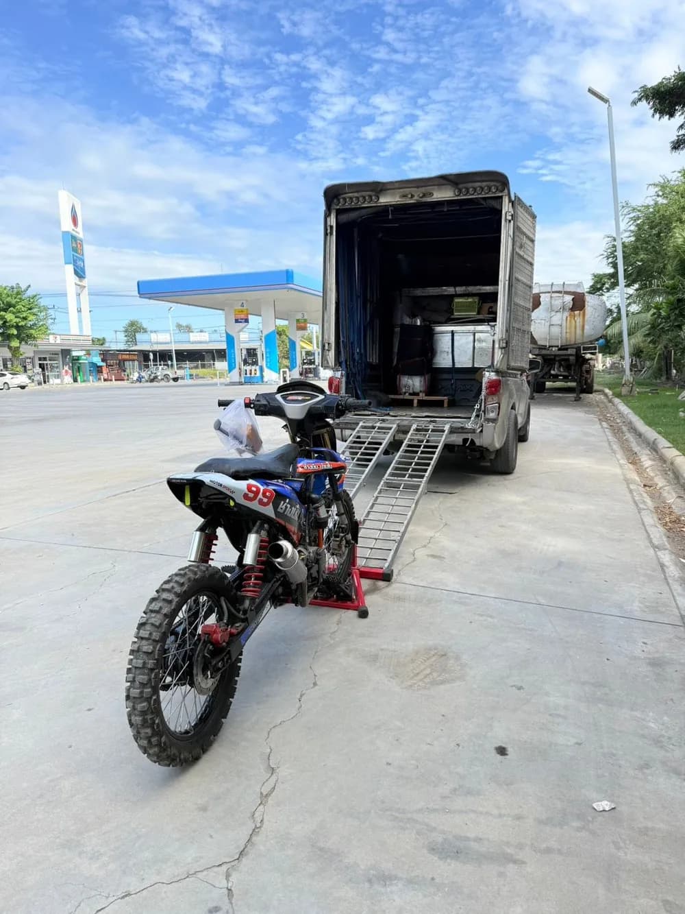 ผลงานรับจ้างขนส่งรถมอเตอร์ไซค์วิบากข้ามจังหวัดด้วยสะพานขึ้นลงมาตรฐานปลอดภัย